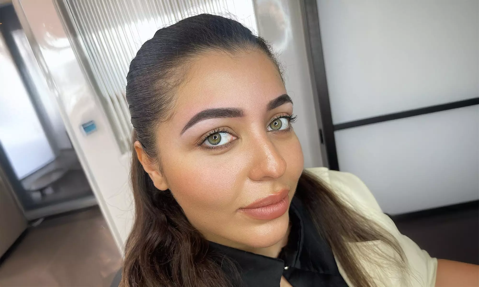 Je wenkbrauwen zijn de lijsten van je ogen: browbehandeling naar keuze