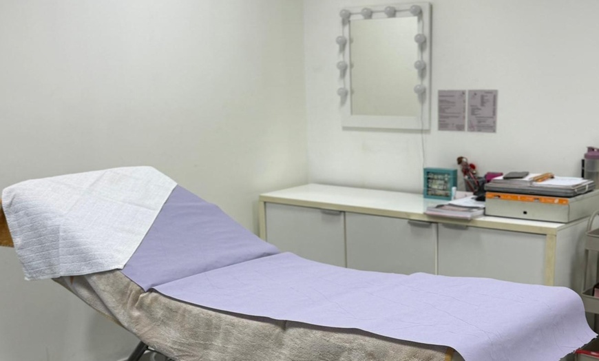 Image 2: Mima tu cuerpo con un masaje con duración y técnica a elegir para 1