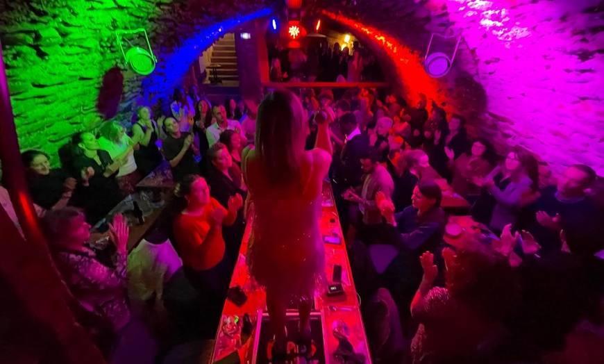 Image 2: Dîner-spectacle à Lyon : saveurs & show dans une cave du XVIᵉ siècle