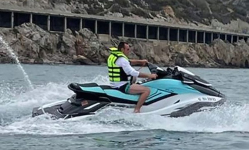 Image 7: ¡Aprende a dominar las olas con el alquiler de una moto de agua! 