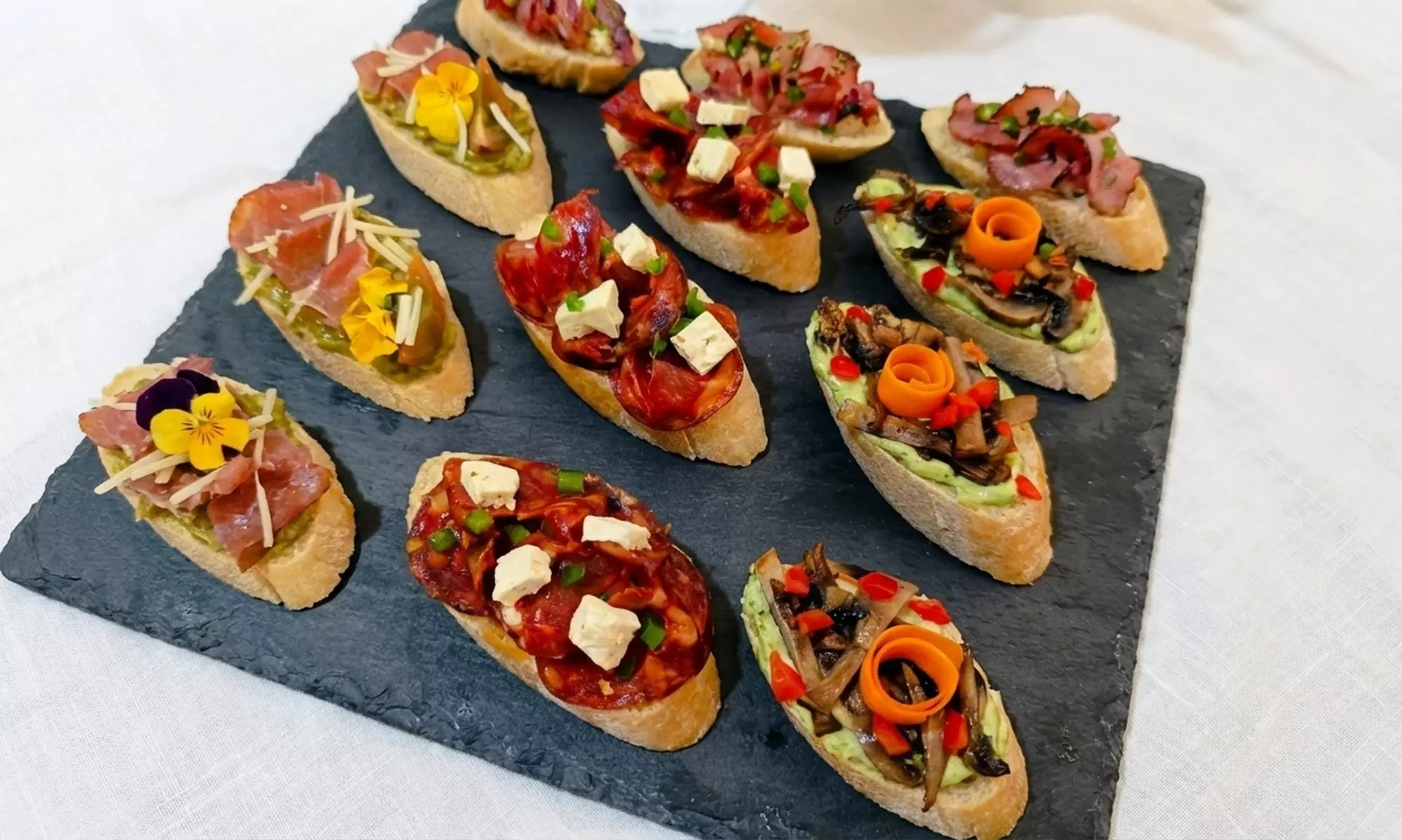 Tabla de montaditos gourmet para 2 o 4 personas con botella de vino