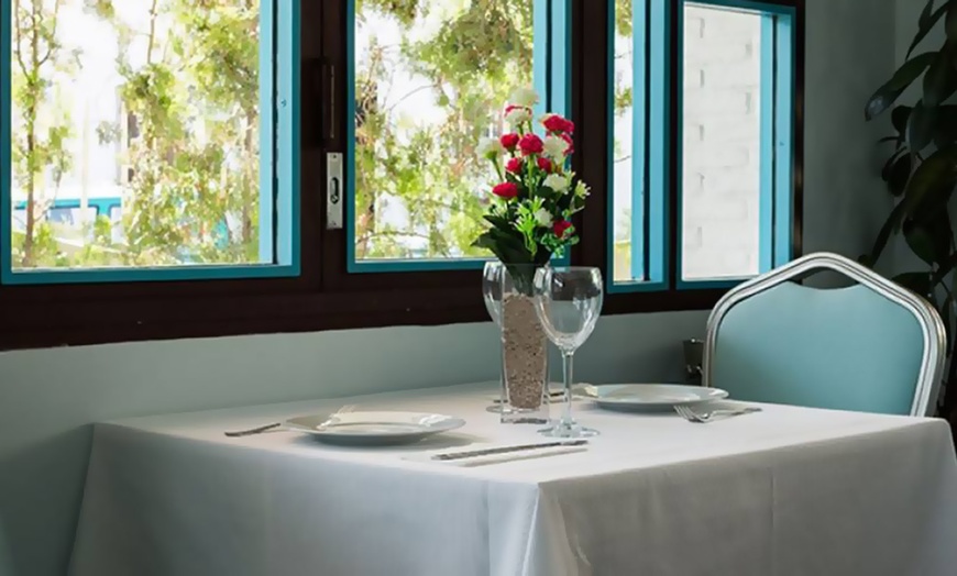 Image 15: Entrantes, principal o arroz, bebidas y postre para 2 o 4 personas