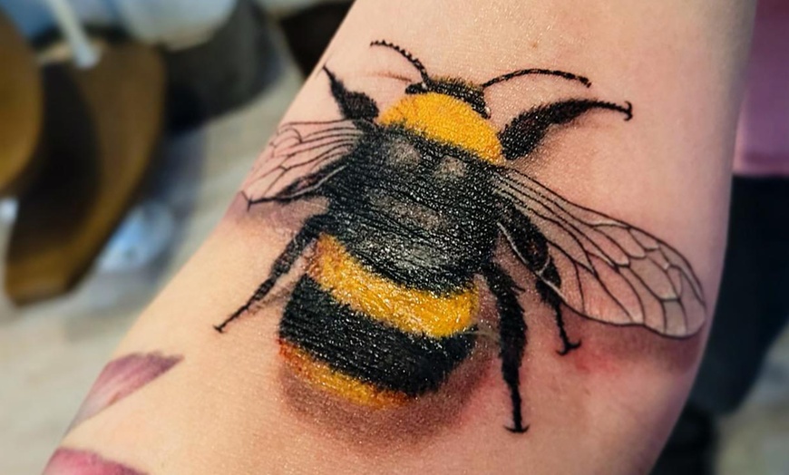 Image 7: 1 kleines oder mittelgroßes Tattoo oder kleines Partnertattoo