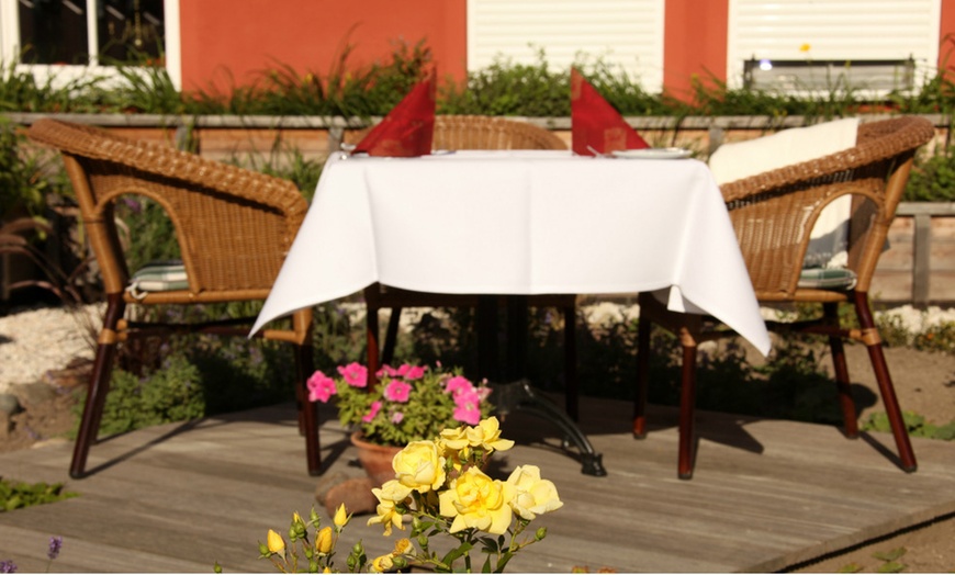 Image 9: Graal Müritz: 2-3 Nächte mit Sekt-Frühstück, 3-Gang-Menü & Kaminsauna