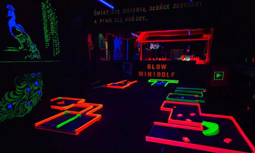 Image 1: Gra w 9-dołkowego minigolfa święcącego w ciemności