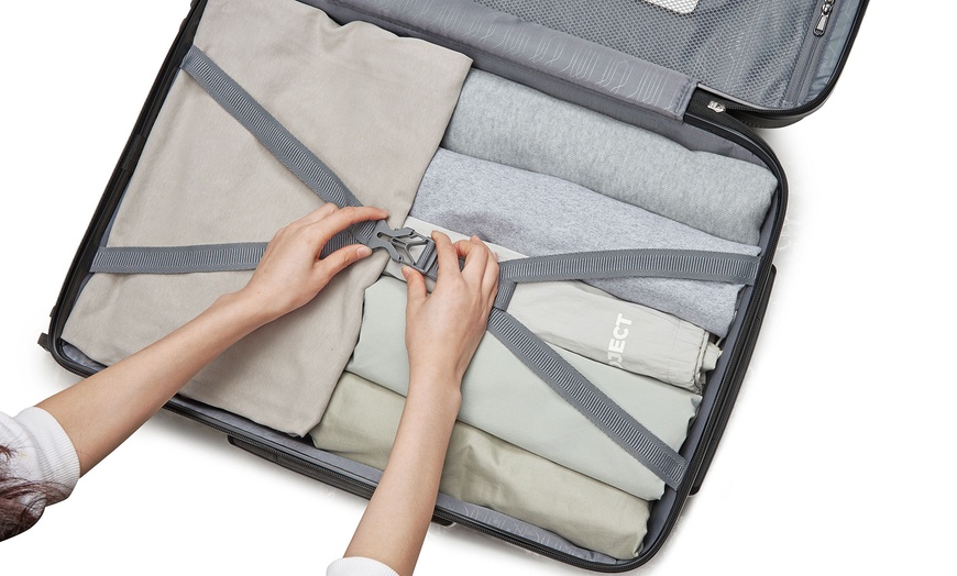 Image 23: Maleta o juego de maletas de ruedas ligeras con diseño estriado