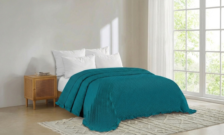 Image 4: Copriletto primaverile matrimoniale con balze