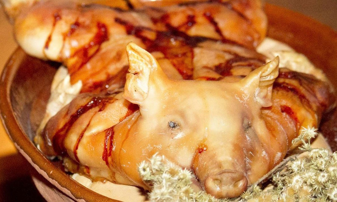 Menú de cochinillo para 2 o 4 personas con entrante, postre y bebida
