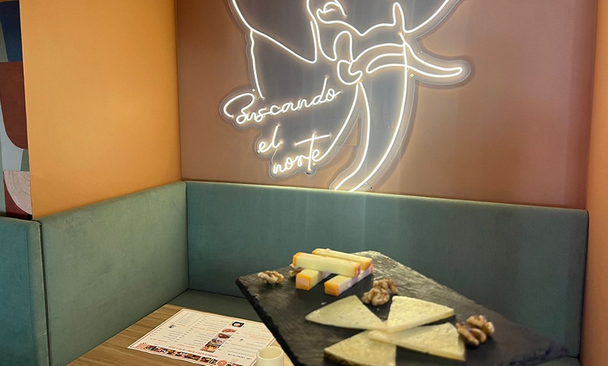 Image 12: Cata frente a L´Hemisferic de 4 vinos maridados con 2 tipos de quesos