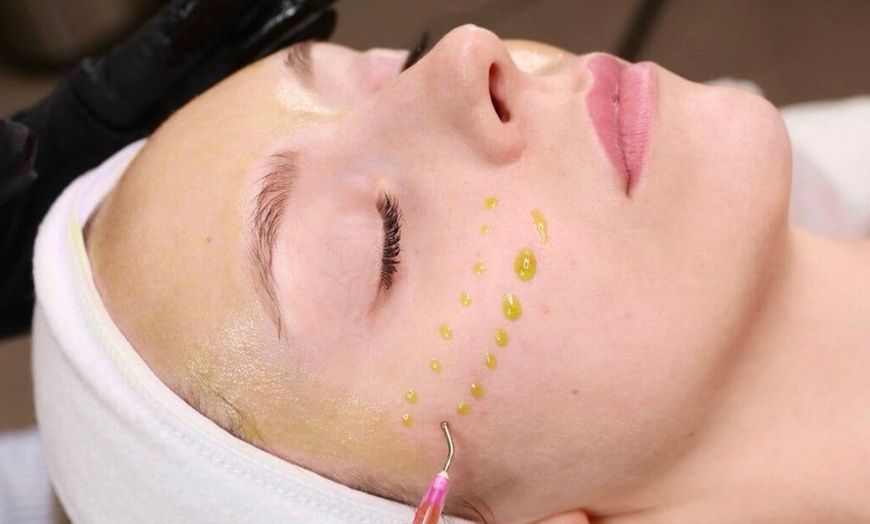 Image 2: Radiant Skin Awaits: Signature & Platinum Hydrafacial Packages