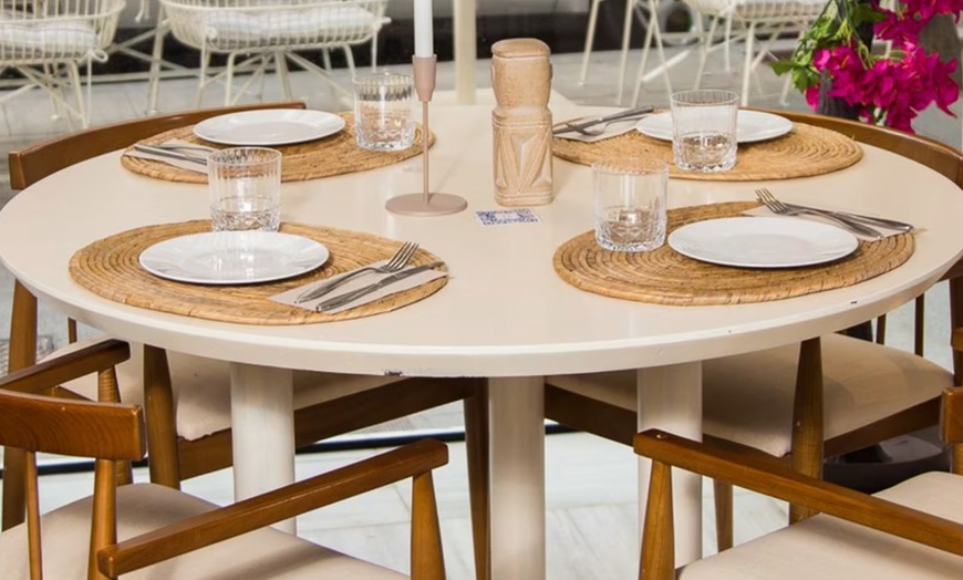 Image 2: Menú mediterráneo para 2 o 4 con postre y bebida o botella de vino