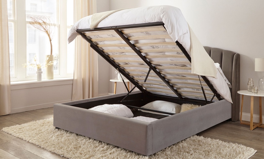 Image 6: Aurelia Winged Upholstered Bed 