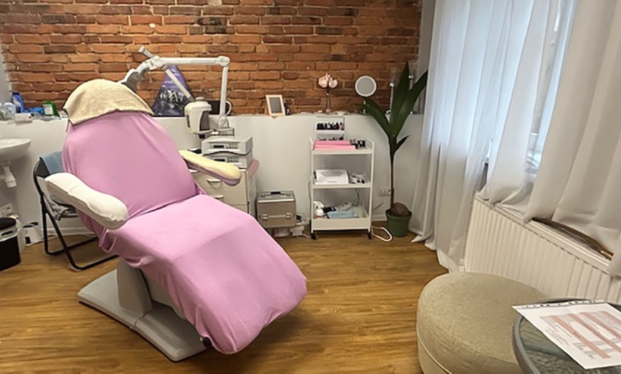 Image 2: Estetyka i pielęgnacja: pedicure hybrydowy z opracowaniem pięt