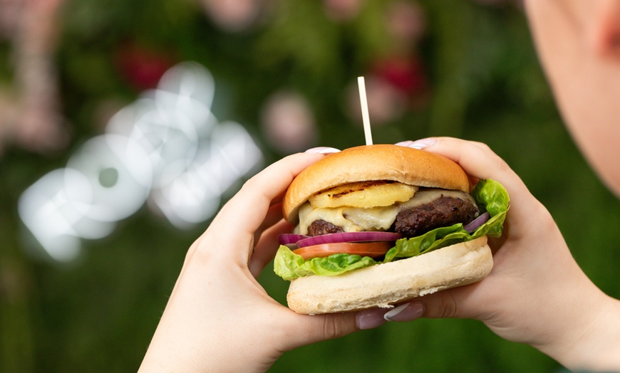 Image 23: Romantic Burger & Drink Experience for 2 or 4 – Valentine’s Special