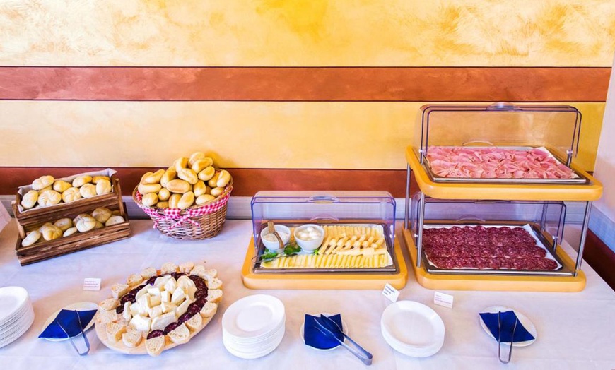 Image 10: Pozzolengo: camera Economy con mezza pensione per 2 persone