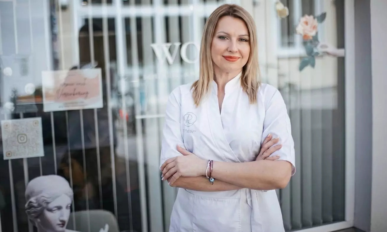 Bis zu 120 Min. Kosmetische Maniküre und / oder Pediküre mit Schellack / Gellack für 1 Person (bis 32% sparen) - Second Medium