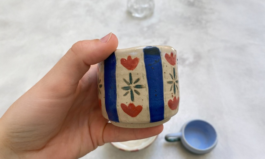 Image 3: Taller de cerámica de 2 h con copa de vino para 1 o 2 personas