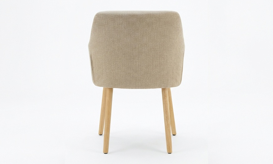Image 15: Sillón tapizado de estilo escandinavo con patas de madera natural