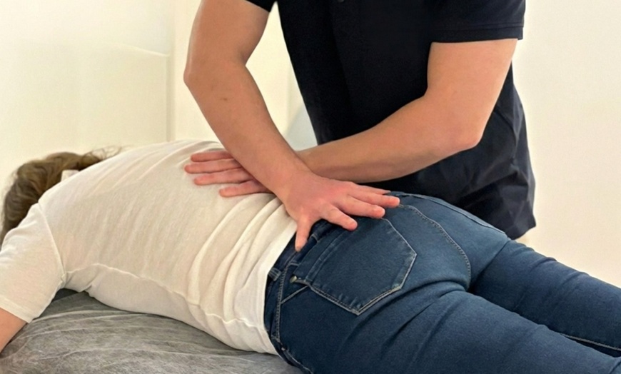 Image 2: Examen postural y ajuste quiropráctico con termografía