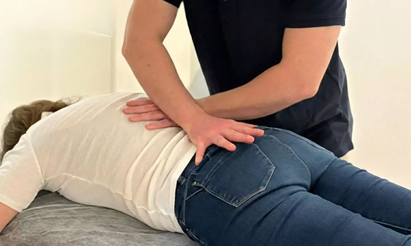 Examen postural y ajuste quiropráctico con termografía