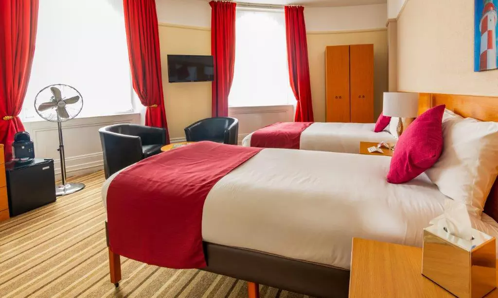 Scarborough: Standard Double or Twin Room with Breakfast and Wi-Fi