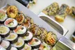 Różnorodne zestawy sushi: Hakuto, wegetariański lub pieczony na miejscu i na wynos w Hakuto Sushi - Second Medium