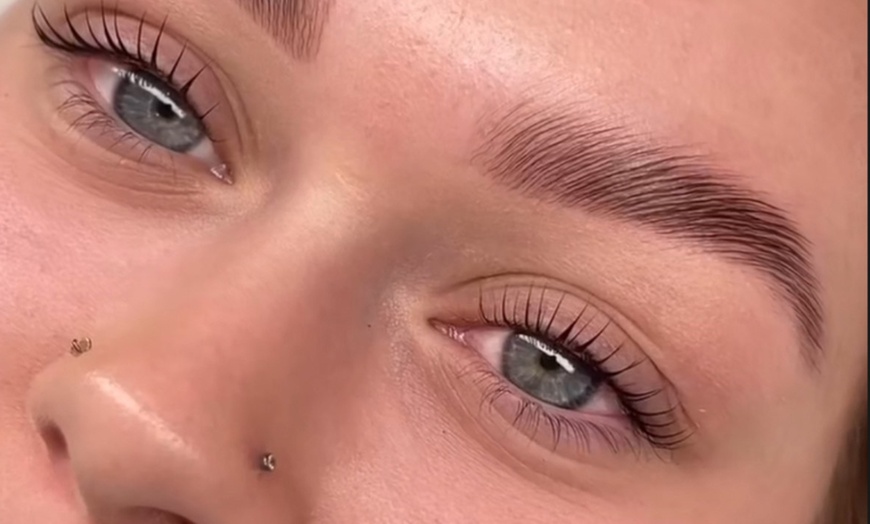 Image 2: Regard sublimé avec des cils galbés et des sourcils redessinés