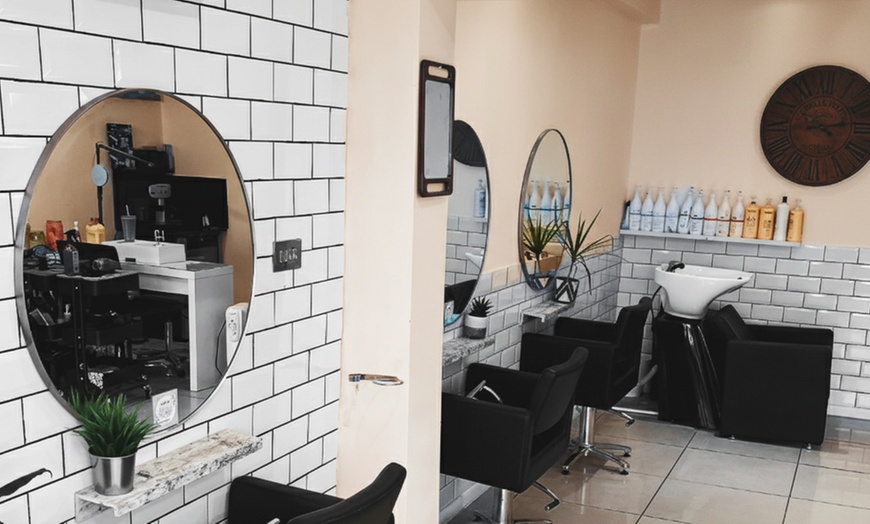 Image 4: Wash, Cut & Blowdry with Color or Highlights Options