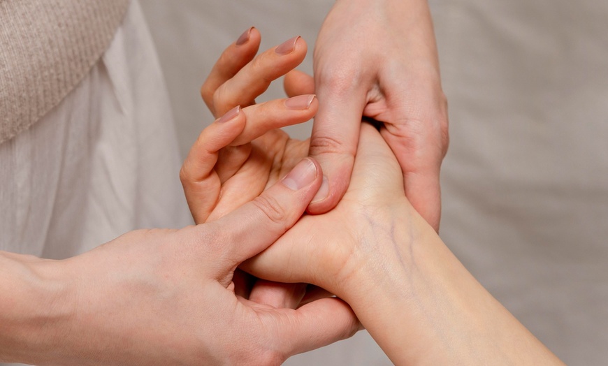 Image 1: Massage Aromatouch des mains, réflexologie plantaire en option
