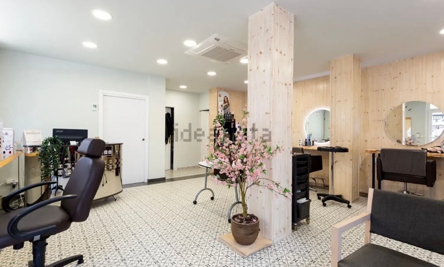 Image 1: Peluquería con lavado, corte, tinte de raíz o tratamiento reparador 