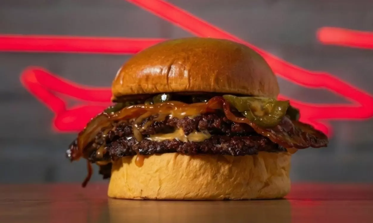 Menú de hamburguesa con patatas, postre y bebida para 2 o 4 personas