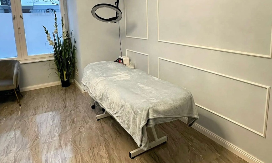 Image 8: Kleine oder große Gesichtsbehandlung, Microneedling oder AntiTox