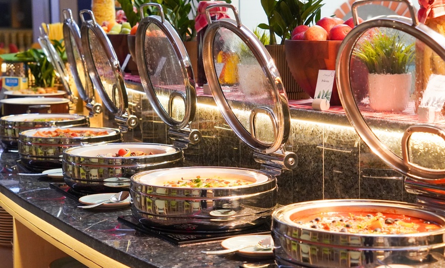 Image 8: 5-Star Breakfast with Drinks | Pool Access Option