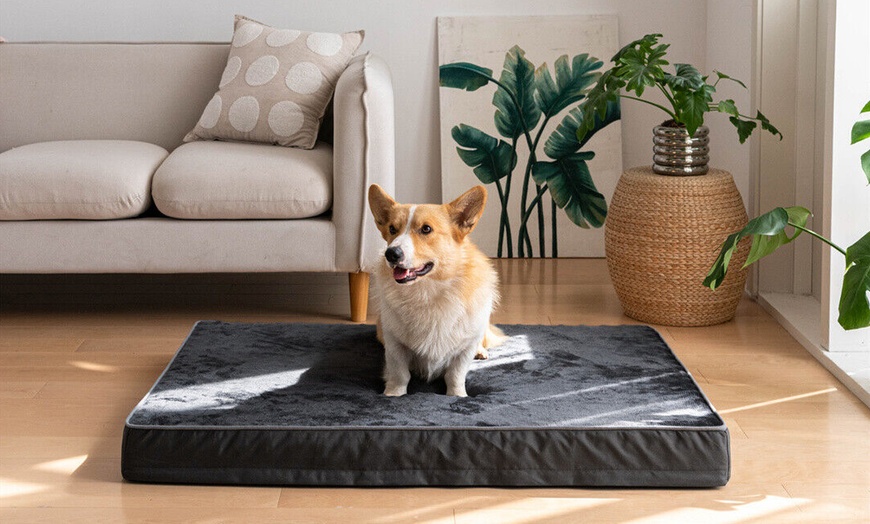 Image 8: Waterproof Flannel Pet Bed