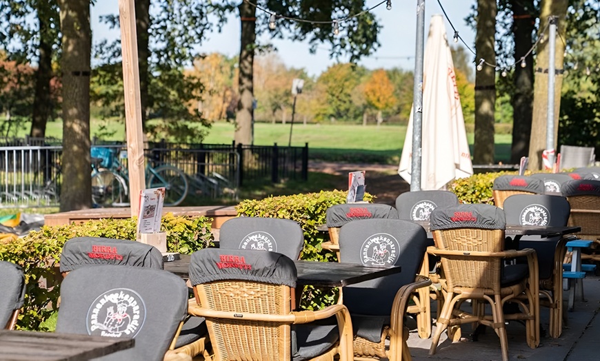 Image 2: Knapperige kipschnitzels in een knus pannenkoekenhuis