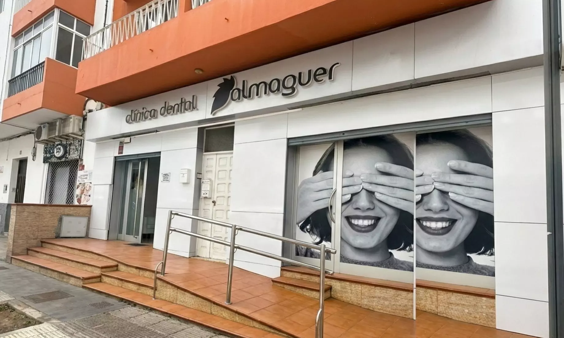 Higiene dental con pulido, revisión y opción a blanqueamiento LED