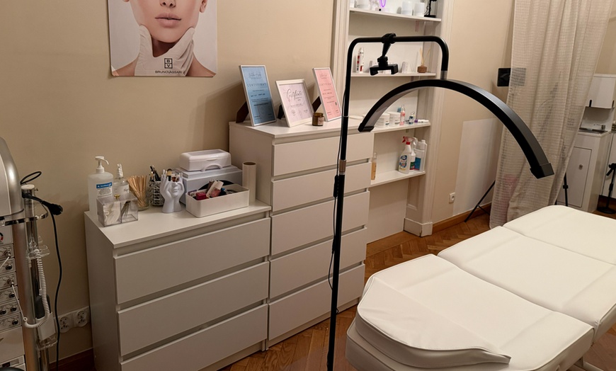 Image 2: Masaż twarzy z maską algową lub zabieg "glow i nawilżenie" 