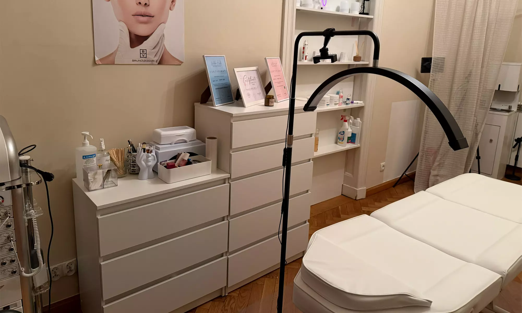 Masaż twarzy z maską algową lub zabieg "glow i nawilżenie"