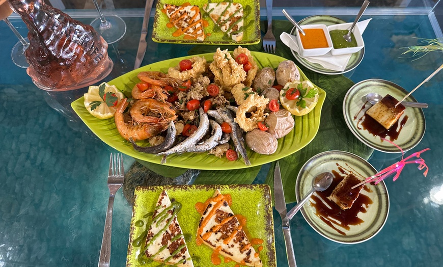 Image 1: Menú de parrillada de pescado con entrante, postre y botella de vino