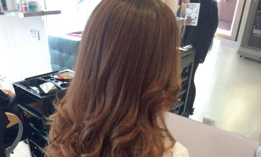 Image 2: Wash, Cut, Blowdry, Choice of Highlights and FUL moisture treatment