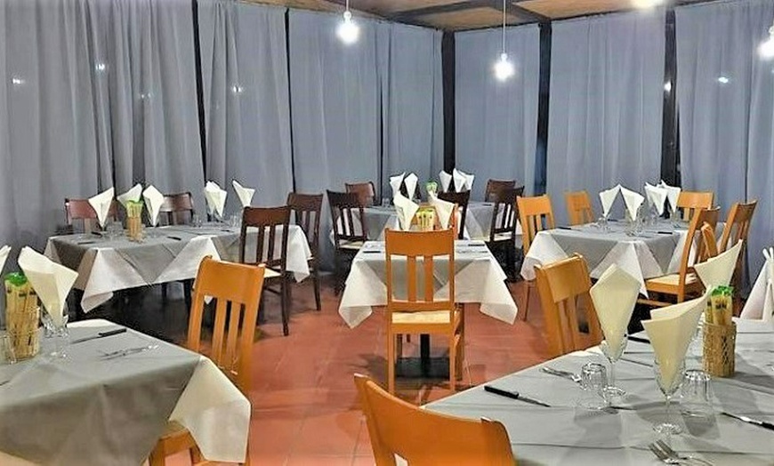 Image 2: Menu di pesce con calice di vino al Ristorante Vigna Del Mare 