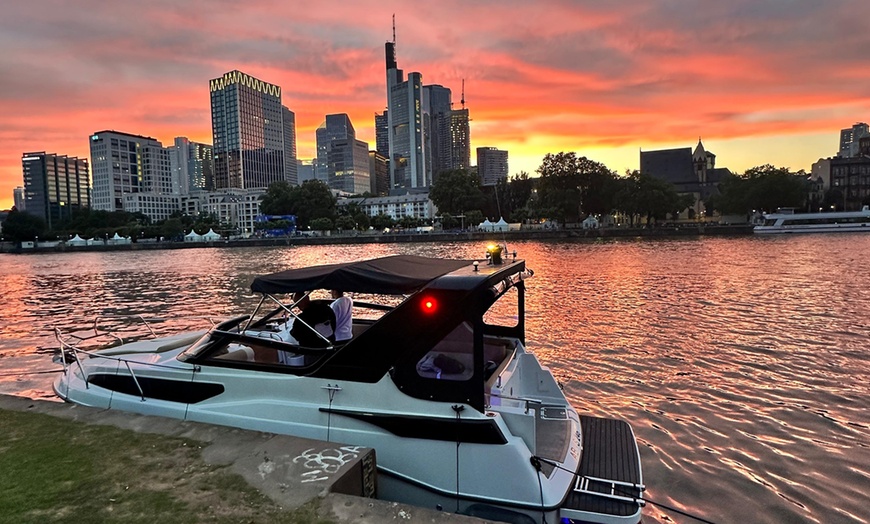 Image 1: 90-minütige private Bootstour auf dem Main - für bis zu 9 Personen