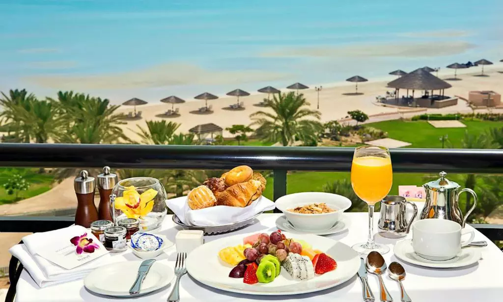 Abu Dhabi: One Night Stay with Breakfast and Dinner