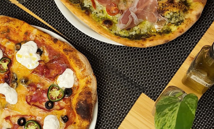 Image 8: Menú de hamburguesa o pizza para 2 o 4 con bebida y opción a postre