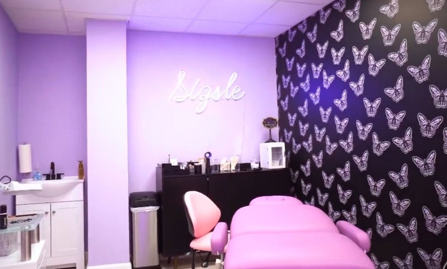 Image 7: Up to 36% Off on Eyelash Extensions at Sizsle Beauty