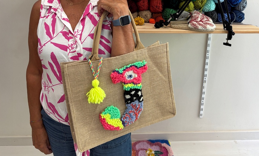 Image 3: Taller para crear tu bolso personalizado con barra libre de vino