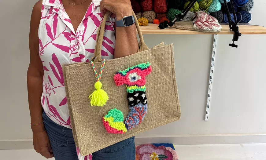 Image 2: Taller para crear tu bolso personalizado con barra libre de vino