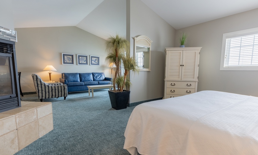 Image 11: Lakeside Resort in the Michigan With Breakfast & Scenic Views