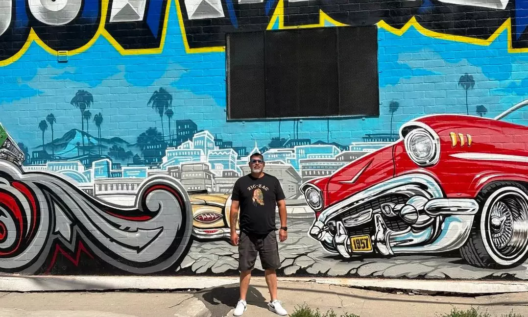 Self-Guided Hood Tour LA – Car Pass for 3 or 6 Guests 