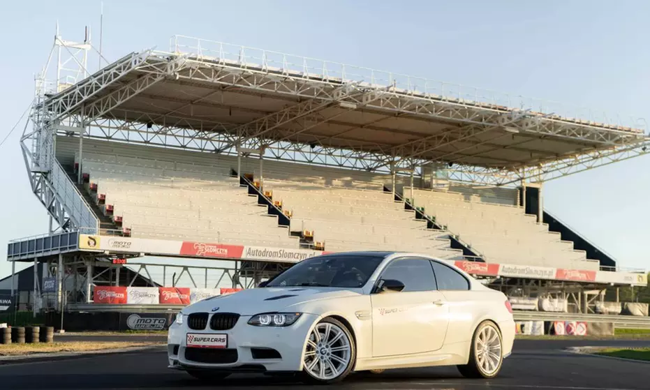 Jazda za kierownicą super auta ze szkoleniem i filmem – wiele torów